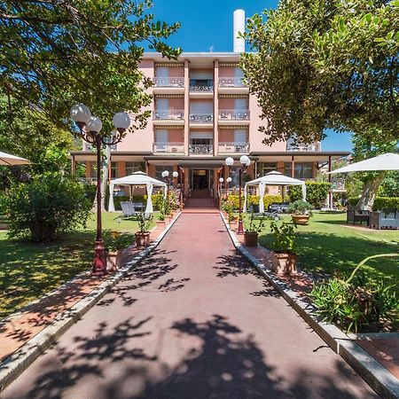 Hotel Gabrini มารีนา ดิ มาซซา ภายนอก รูปภาพ