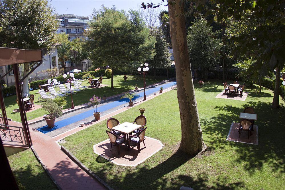 Hotel Gabrini มารีนา ดิ มาซซา ภายนอก รูปภาพ