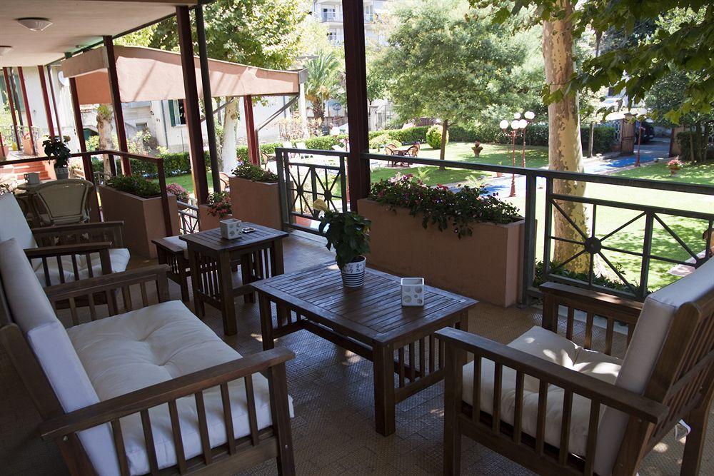 Hotel Gabrini มารีนา ดิ มาซซา ภายนอก รูปภาพ