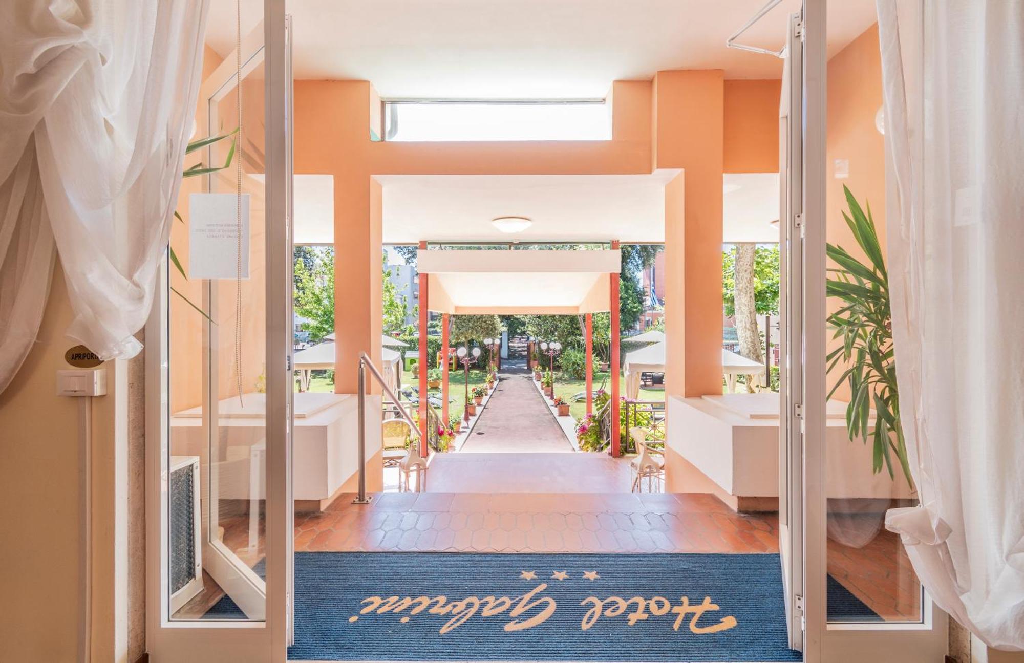Hotel Gabrini มารีนา ดิ มาซซา ภายนอก รูปภาพ