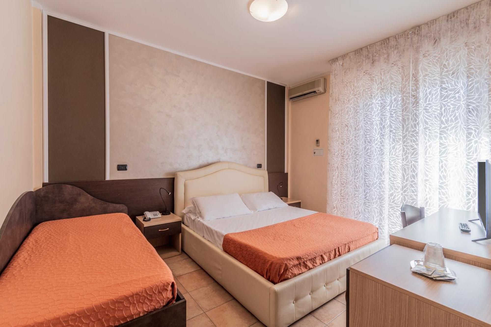 Hotel Gabrini มารีนา ดิ มาซซา ภายนอก รูปภาพ