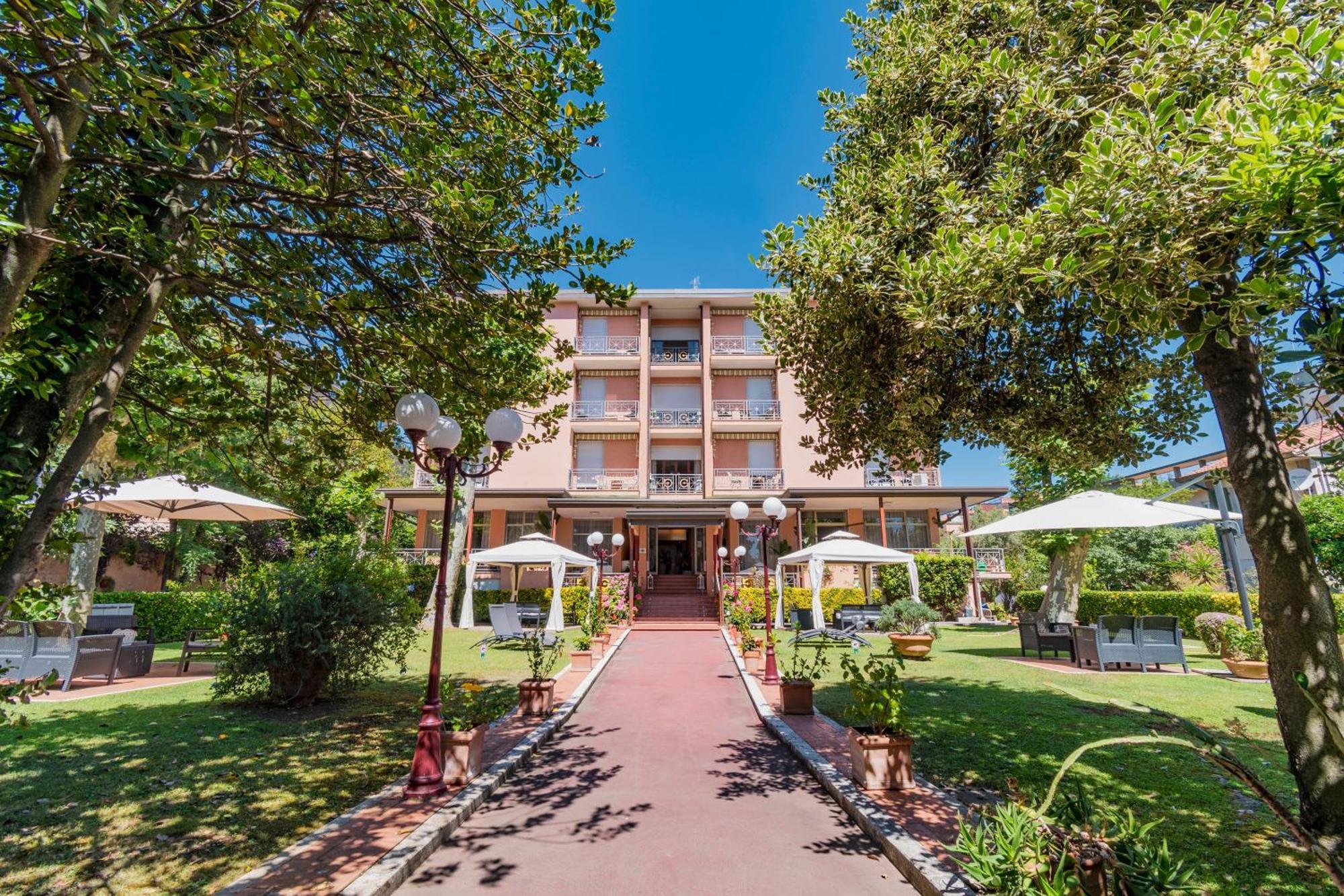 Hotel Gabrini มารีนา ดิ มาซซา ภายนอก รูปภาพ