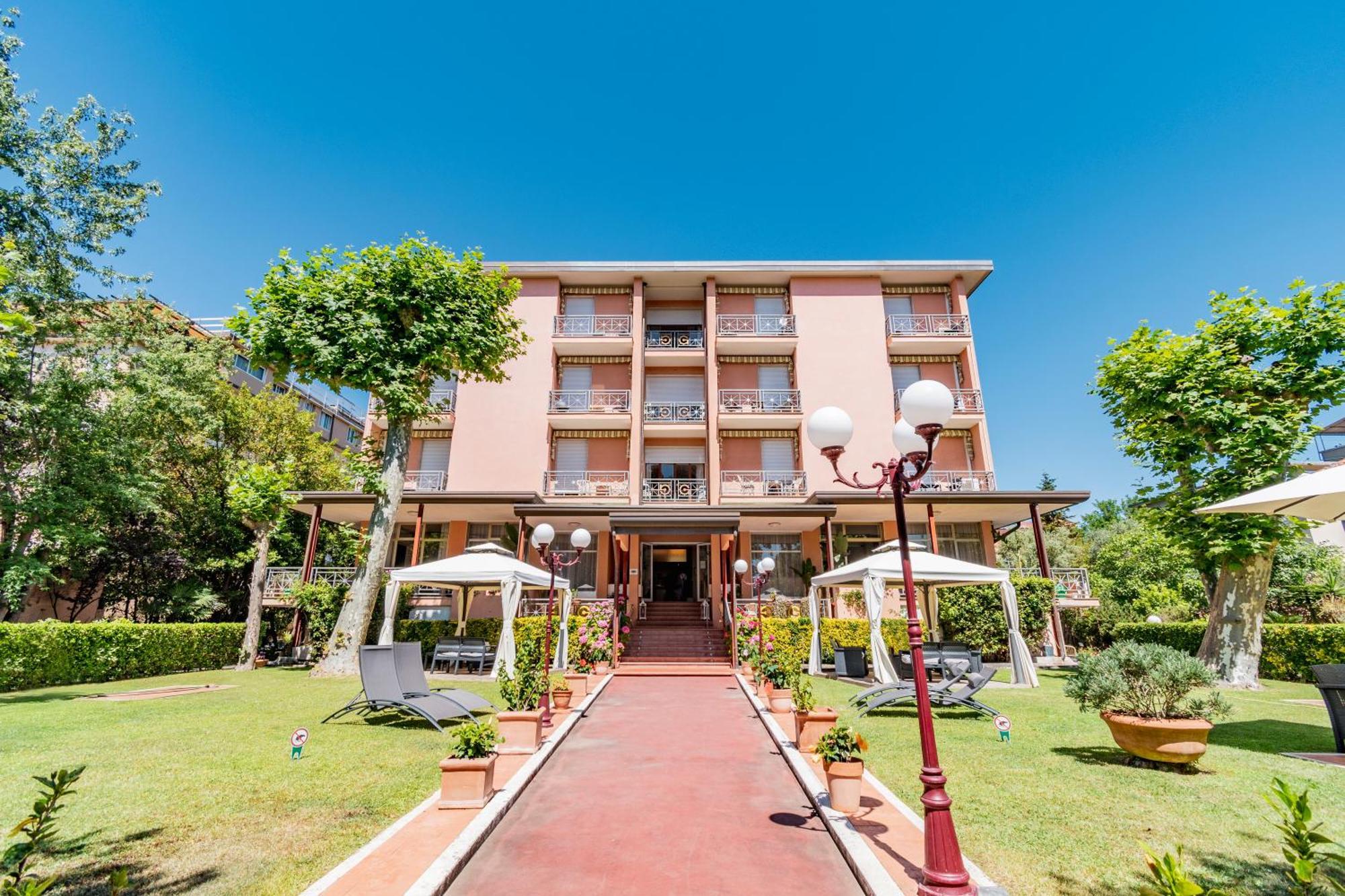 Hotel Gabrini มารีนา ดิ มาซซา ภายนอก รูปภาพ