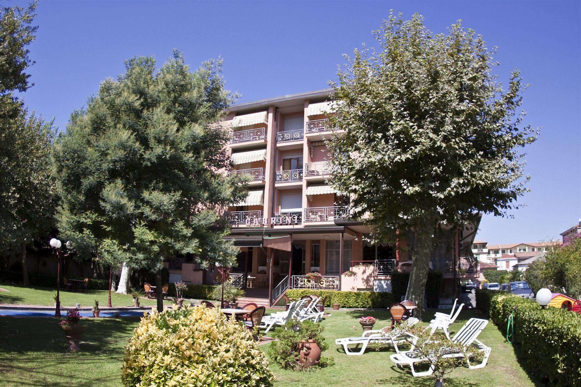 Hotel Gabrini มารีนา ดิ มาซซา ภายนอก รูปภาพ