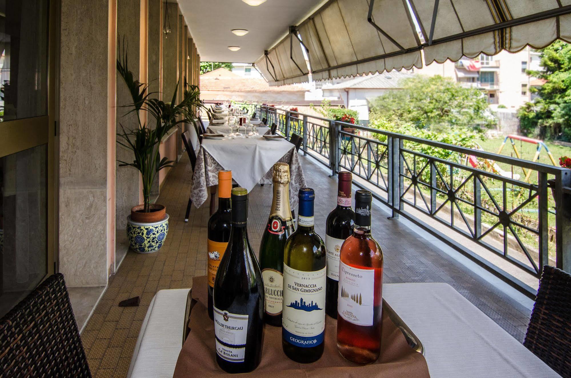 Hotel Gabrini มารีนา ดิ มาซซา ภายนอก รูปภาพ