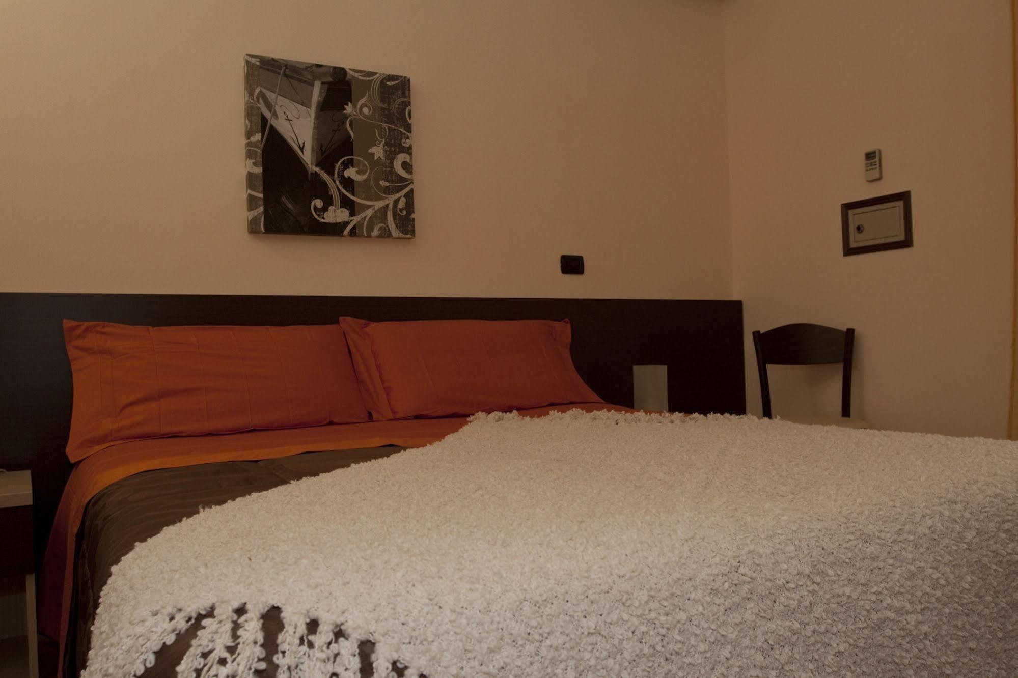 Hotel Gabrini มารีนา ดิ มาซซา ภายนอก รูปภาพ