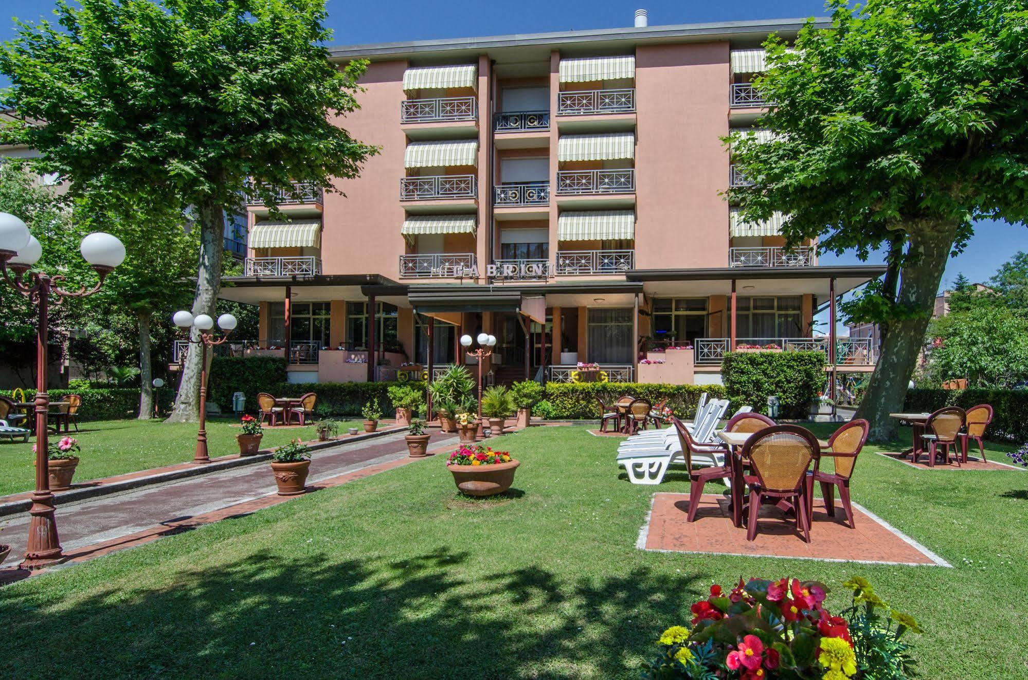 Hotel Gabrini มารีนา ดิ มาซซา ภายนอก รูปภาพ